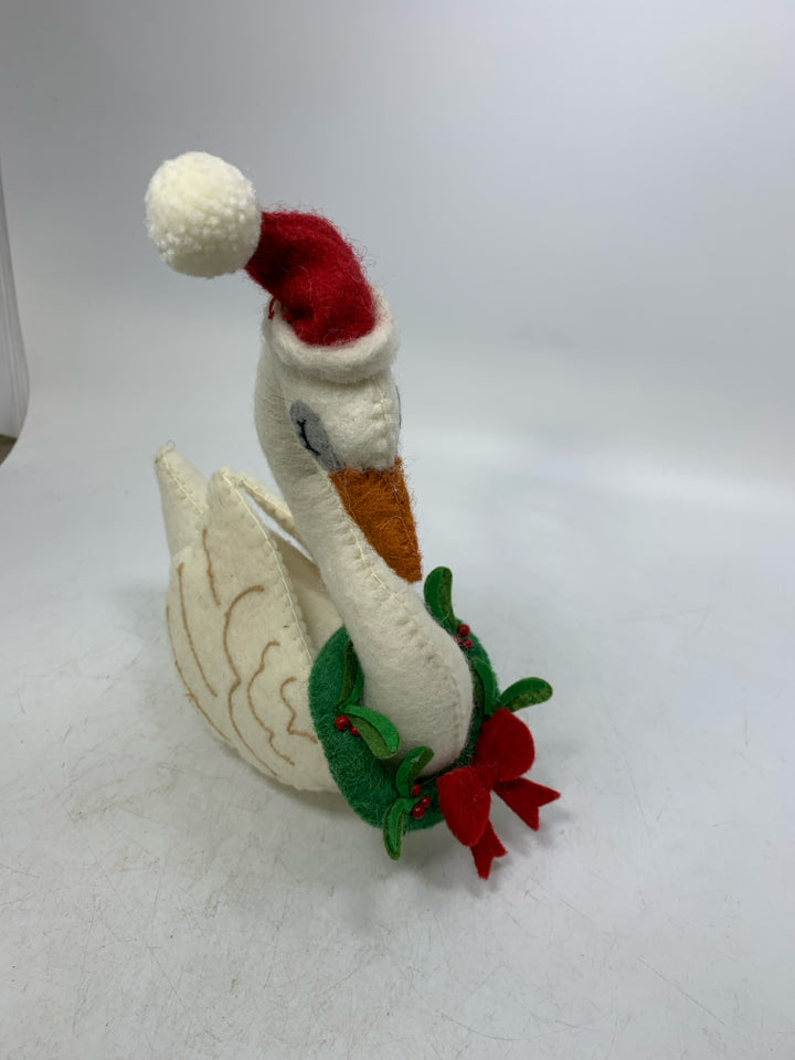 FELT SWAN W/ WREATH & SANTA HAT.