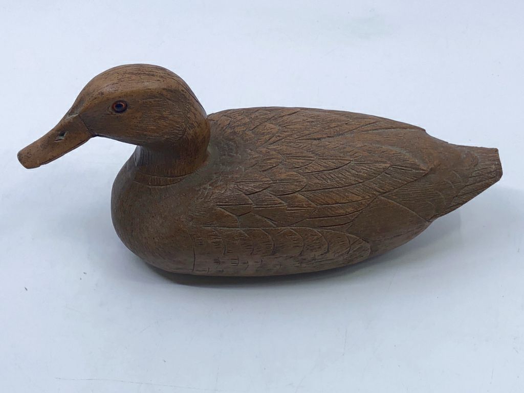 CARVED WOOD STYLE DUCK DECOR.