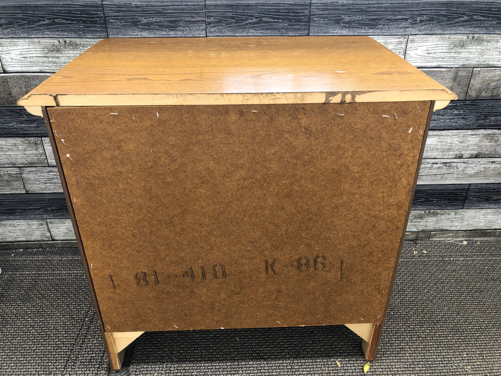 2 DRAWER OAK NIGHTSTAND.