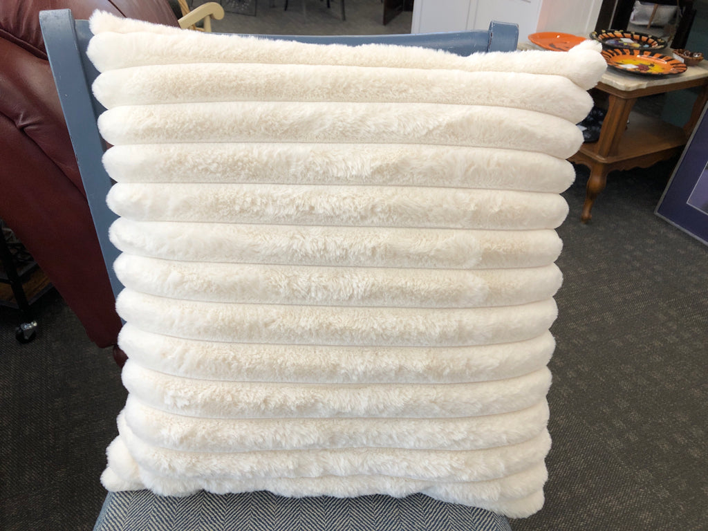 WHITE RIBBED FUZZY PILLOW.