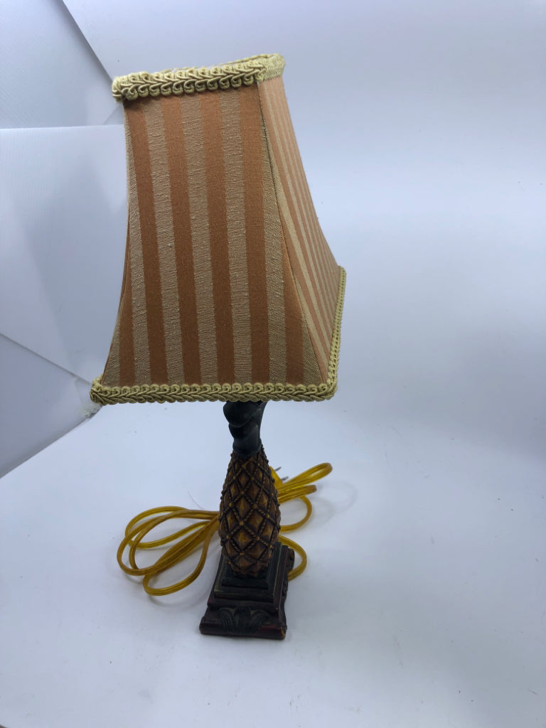 SMALL PINEAPPLE LAMP W SQUARE SHADE.