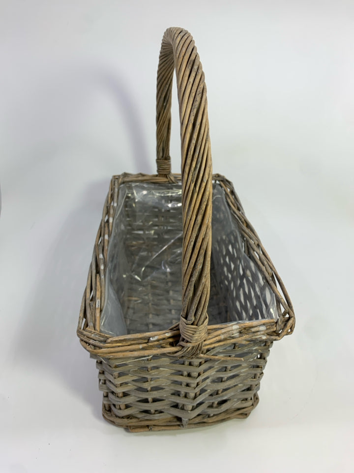 GRAY SQUARE WICKER BASKET W/HANDLE.