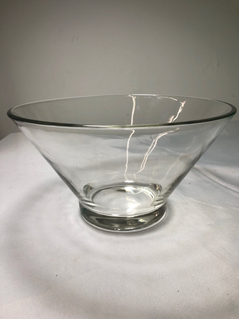 HEAVY FOOTED CLEAR GLASS SALAD BOWL.