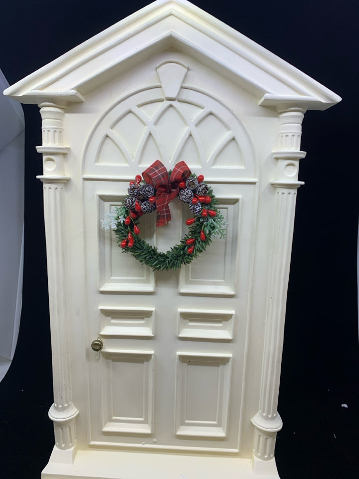 BYERS CHOICE CAROLERS DOOR W WREATH.