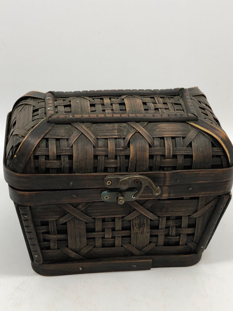 WOVEN BOX W/FLIP LID AND LATCH.