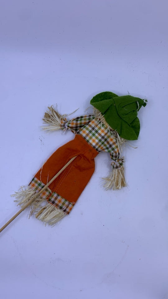 GREEN HAT SCARECROW STAKE.