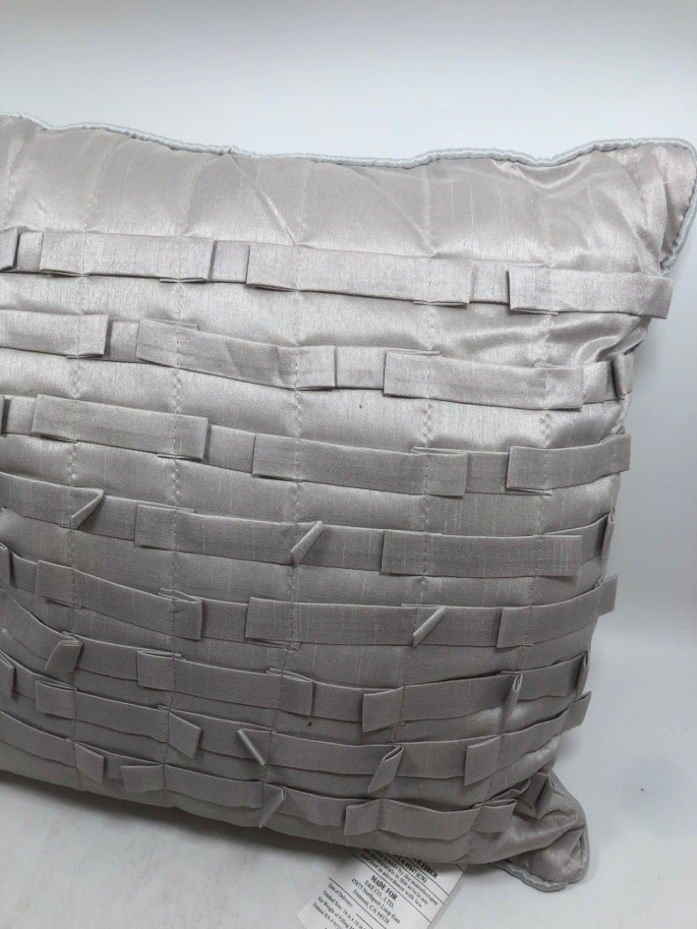 LOOP LINE GRAY PILLOW.