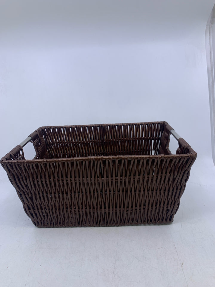 BROWN PLASTIC WOVEN W/ SILVER METAL HANDLES.