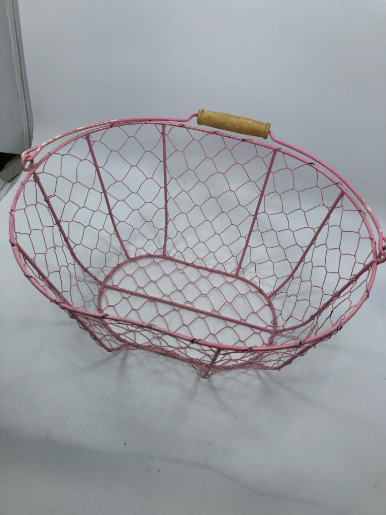PINK METAL WIRE BASKET W/WOOD HANDLE.