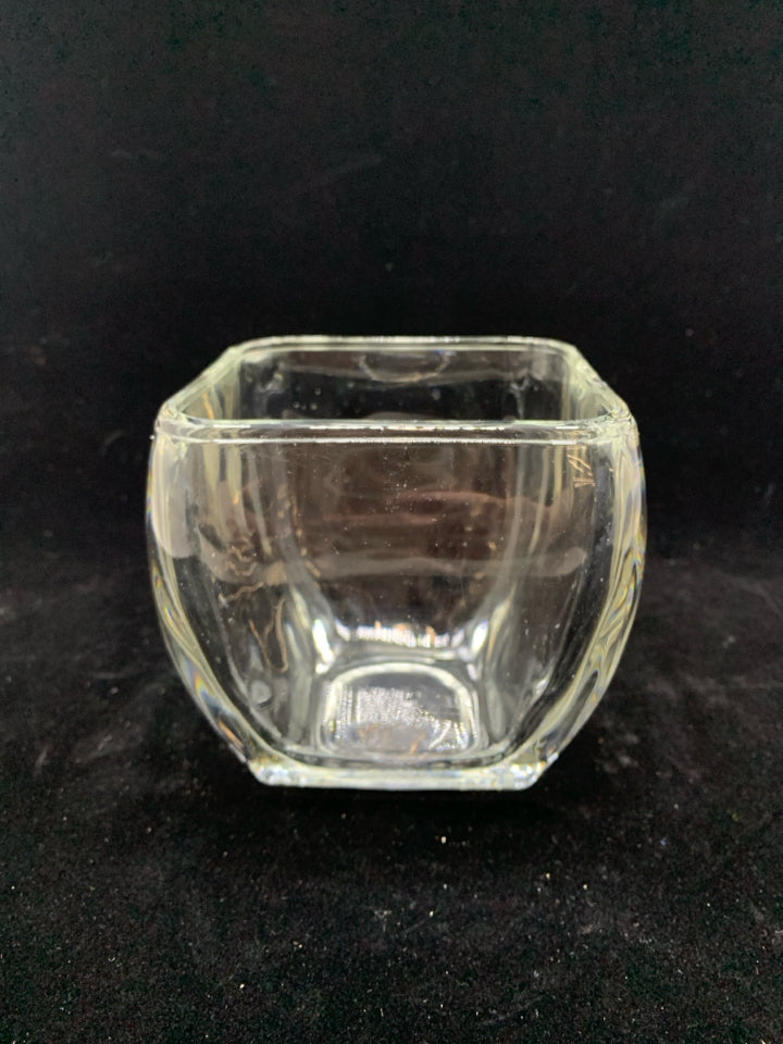 SQUARE GLASS FLOWER VASE.