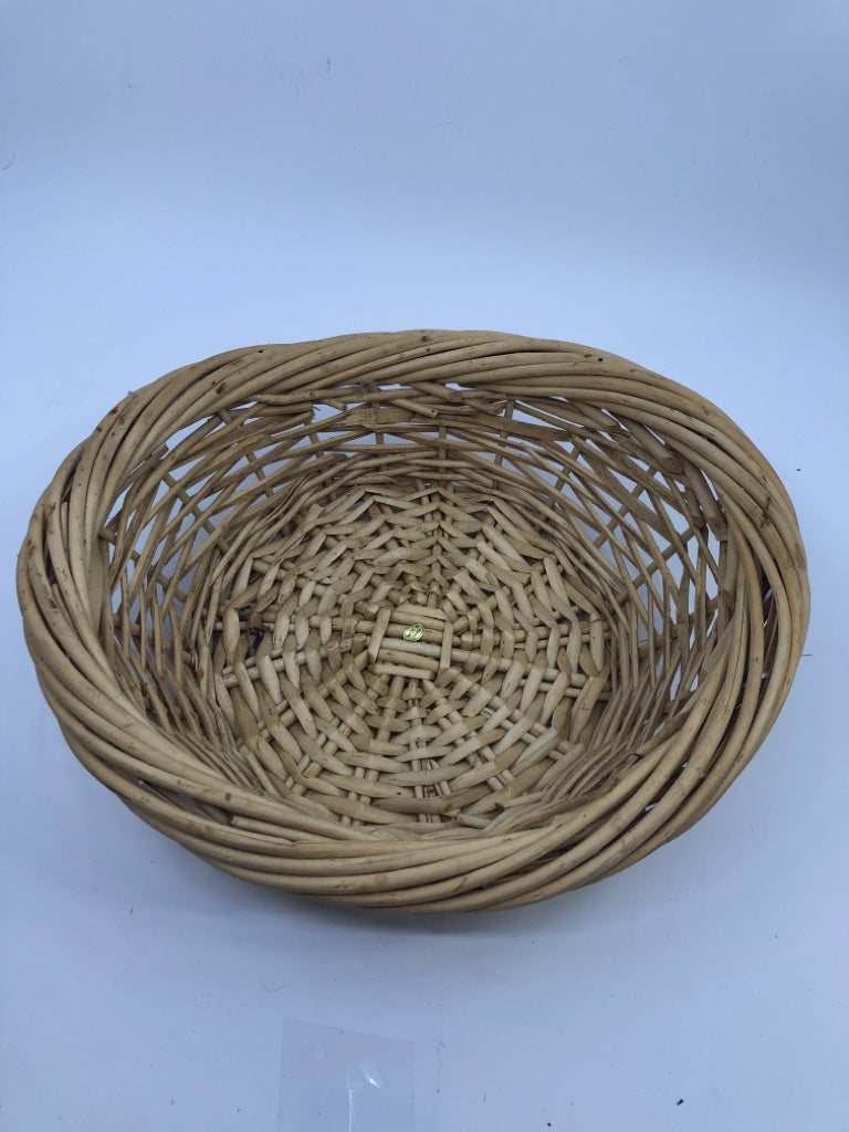 BLONDE OVAL BASKET.