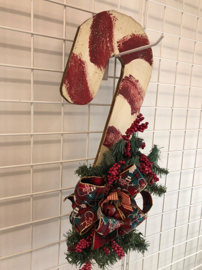 PRIMITIVE WOOD CANDY CANE W/ WREATH ON BOTTOM WALL HANGING.