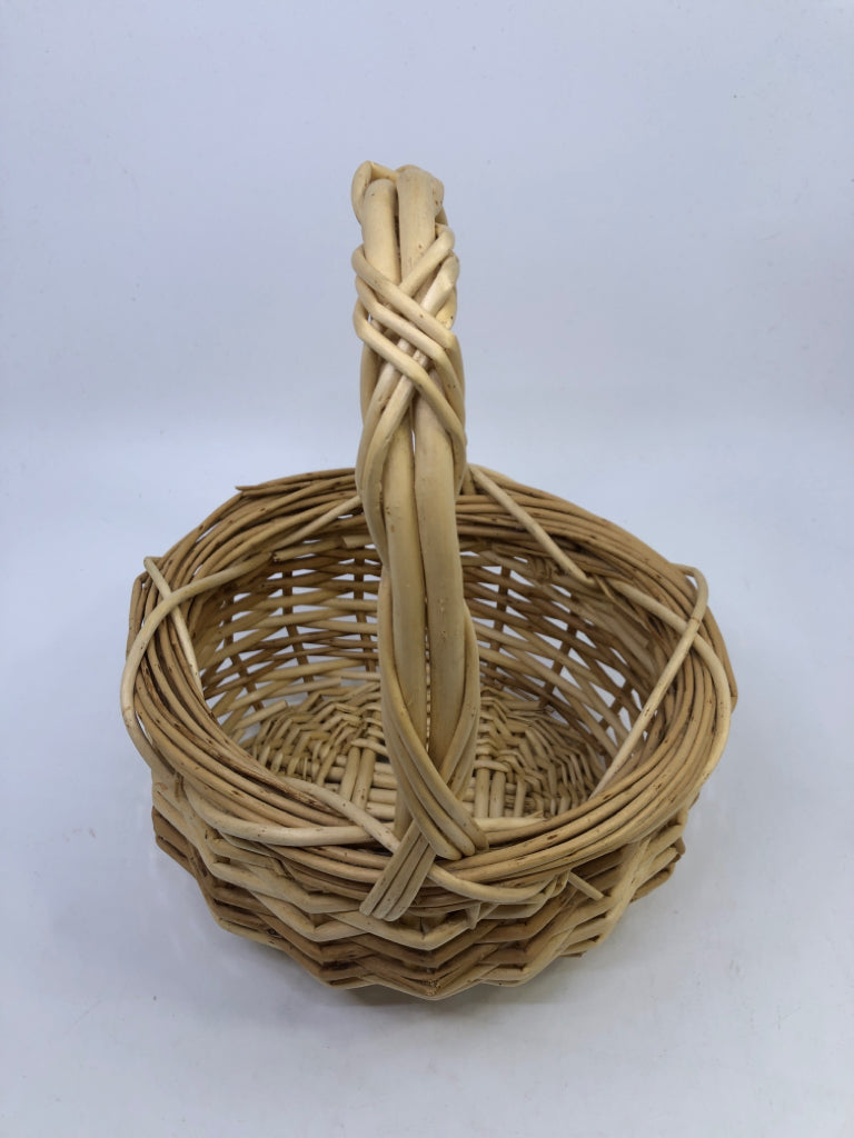 SMALL ROUND BLONDE BASKET W HANDLE.