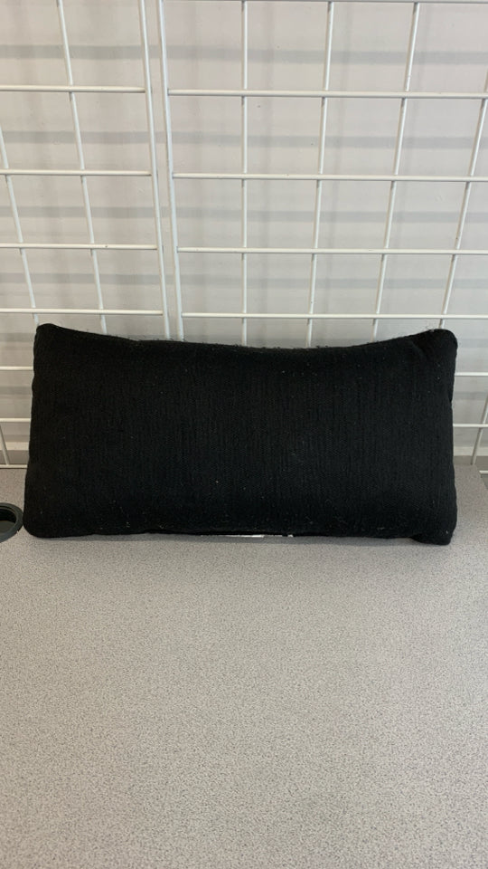 BLACK/WHITE RECTANGLE ACCENT PILLOW.