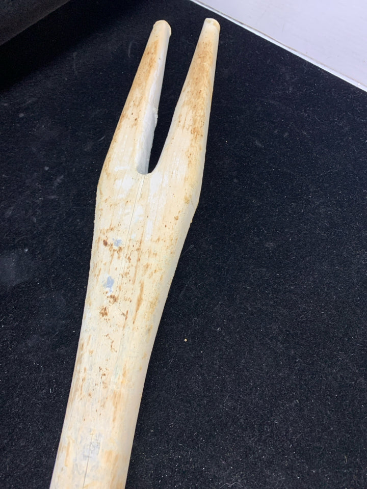 VTG BLOND WOOD CARVED TOOL W/BEIGE TIE.