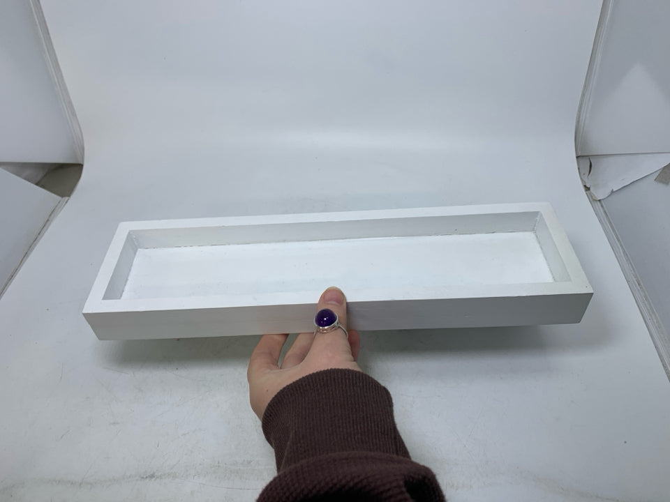WHITE SHELF W/ 5 HOOKS WALL HANGING.