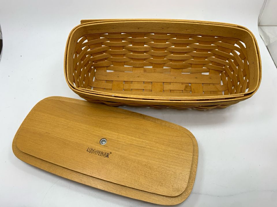 1999 RECTANGULAR BASKET W/WOOD COVER.