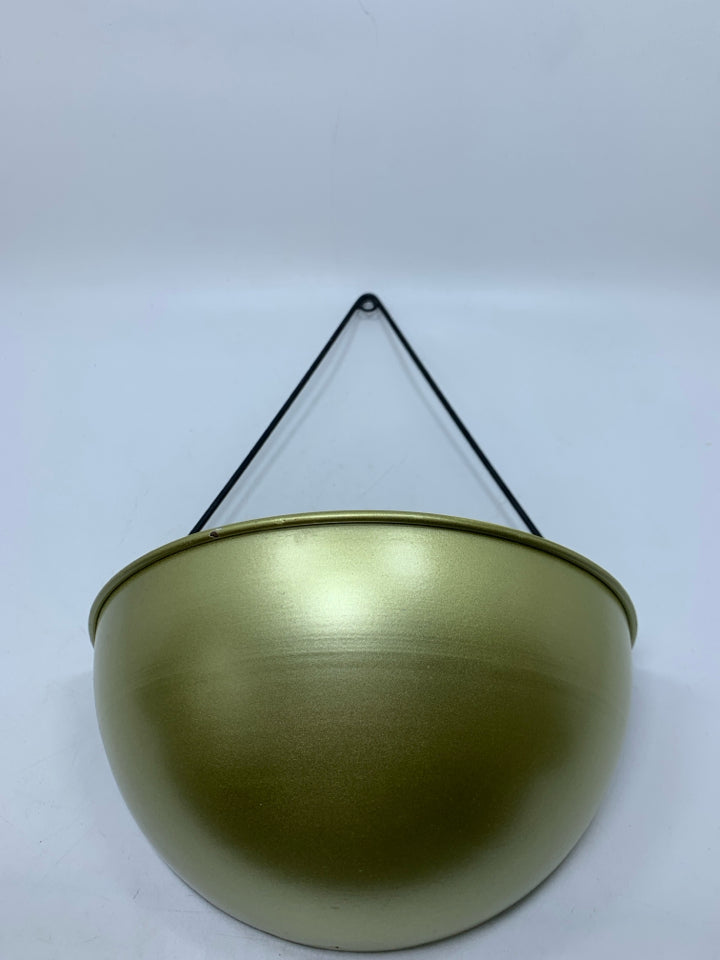 GOLD METAL WALL POCKET PLANTER.