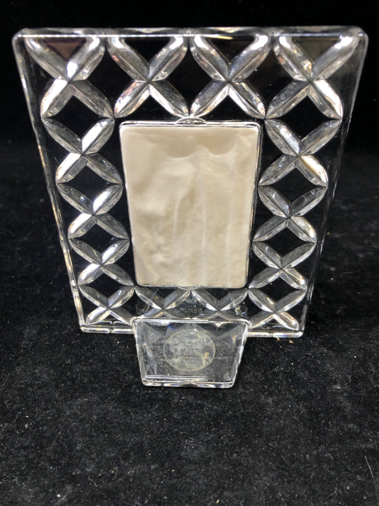 SMALL CRYSTAL PICTURE FRAME.