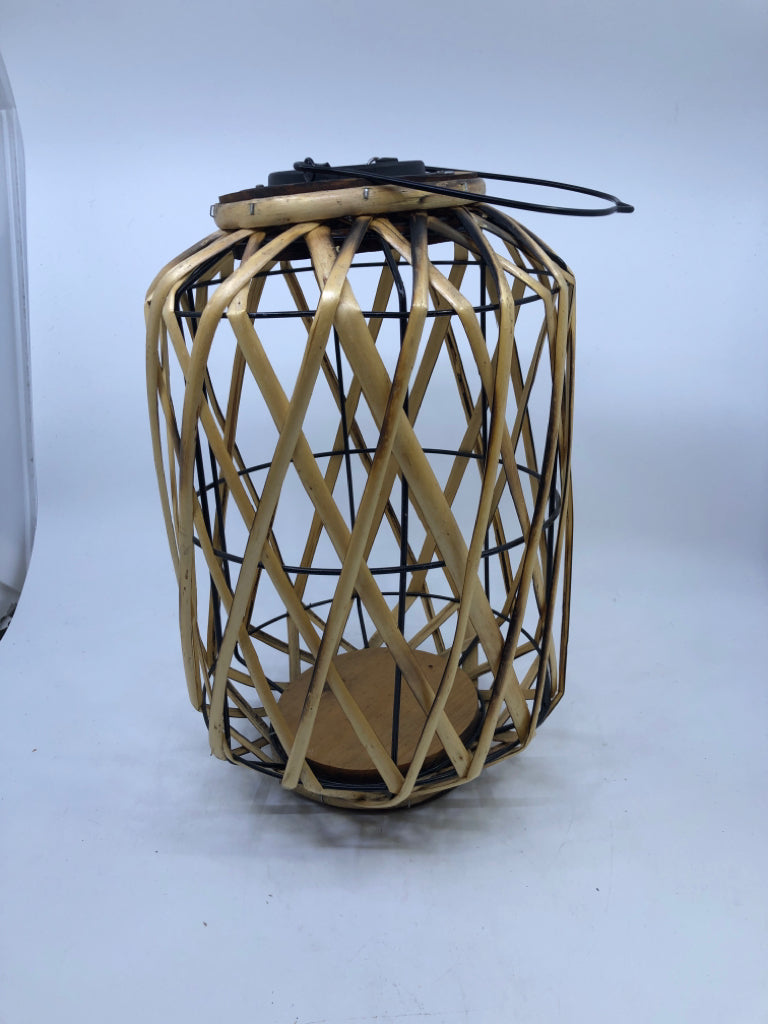 SOLAR POWERED WICKER LANTERN.