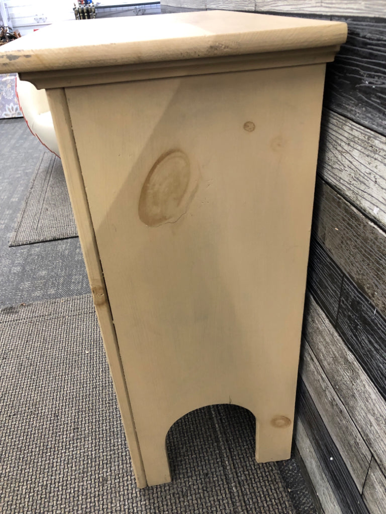 VTG CREAM CABINET W/WOOD LATCH & 2 GRAY SHELVES.