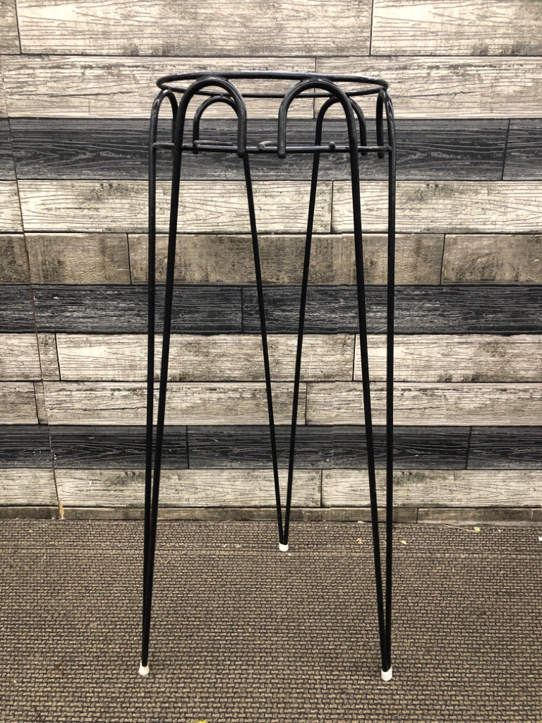 METAL PLANT STAND.