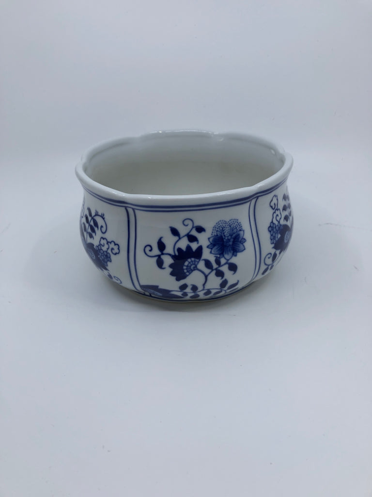 SMALL BLUE AND WHITE ONION PATTERN PLANTER.
