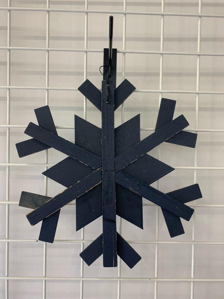 WOODEN SNOWFLAKE "MERRY CHRISTMAS" DOOR HANGING.