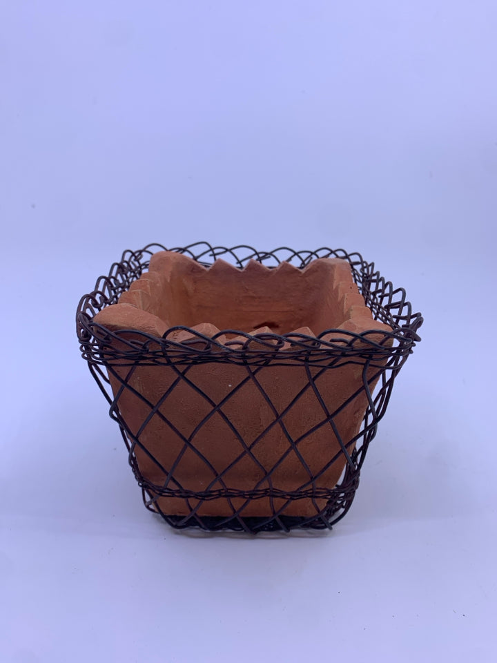 TERRA COTTA PLANTER W BROWN WIRE HOLDER.