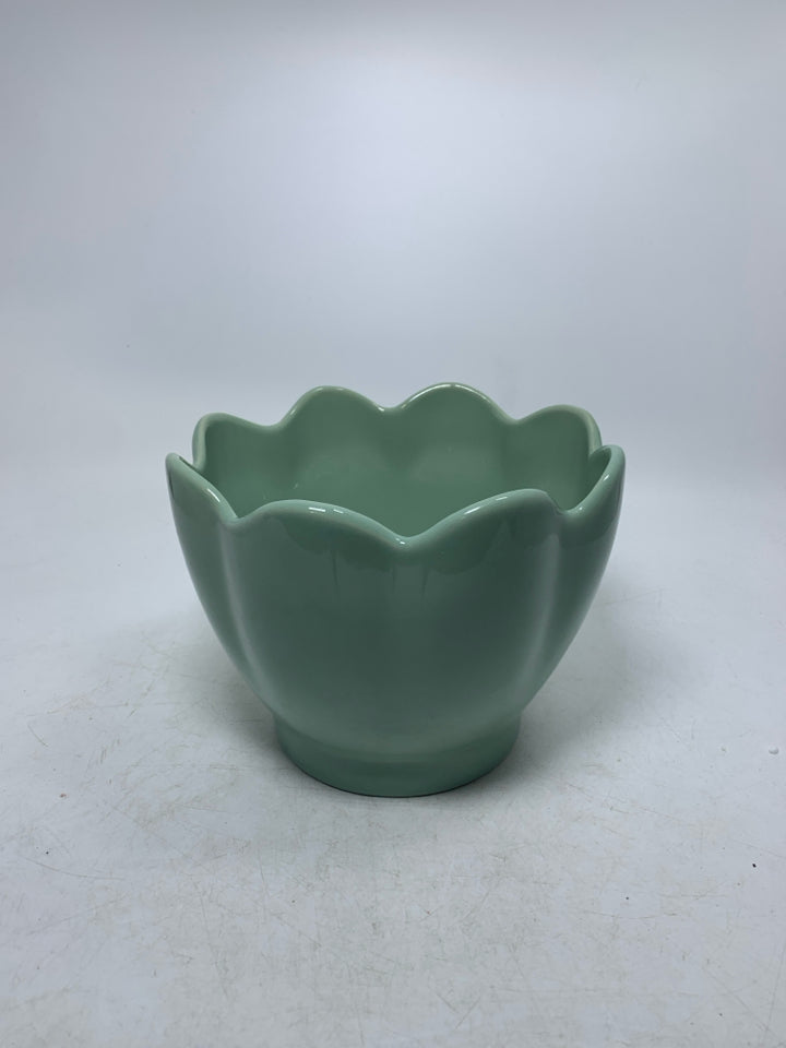 CERAMIC PLANTER W/ SCALLOP EDGE.
