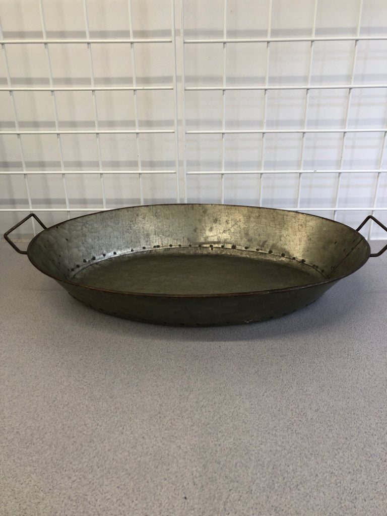 GALVANIZED METAL OVAL TRAY W/HANDLES.