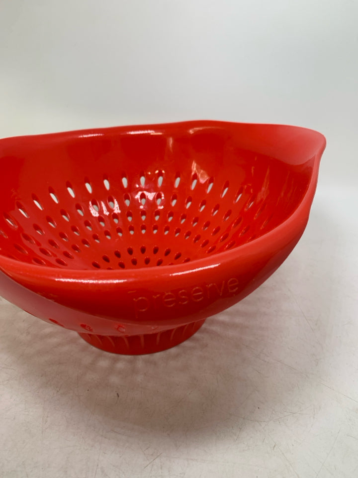 RECYCLED PLASTIC COLLANDER.