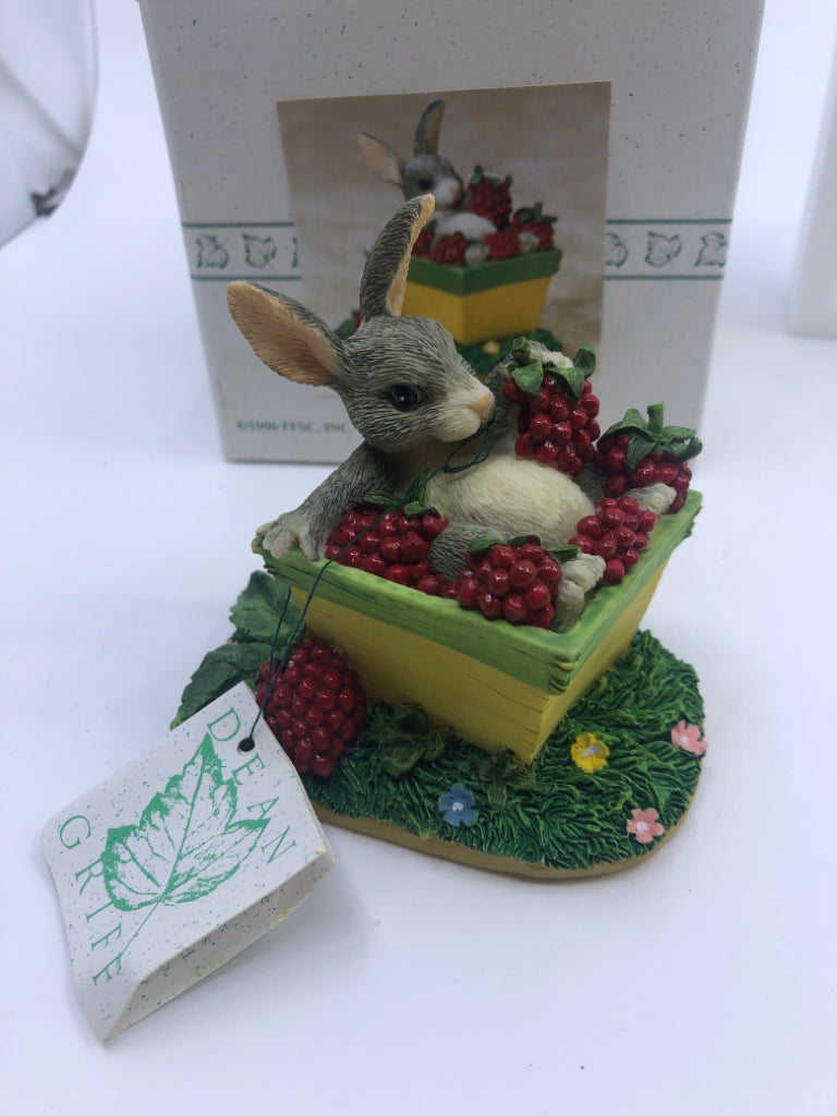 NIB THE BERRY BEST FIGURINE CHARMING TAILS