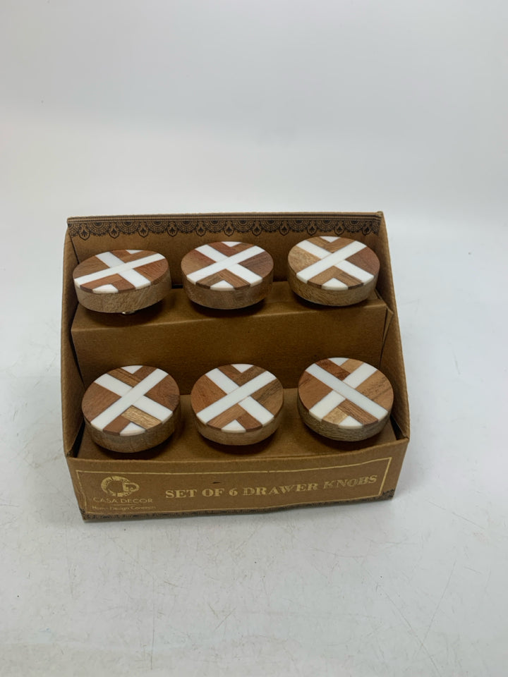 NIP WOOD/WHITE CIRCLE DRAWER KNOBS 6.
