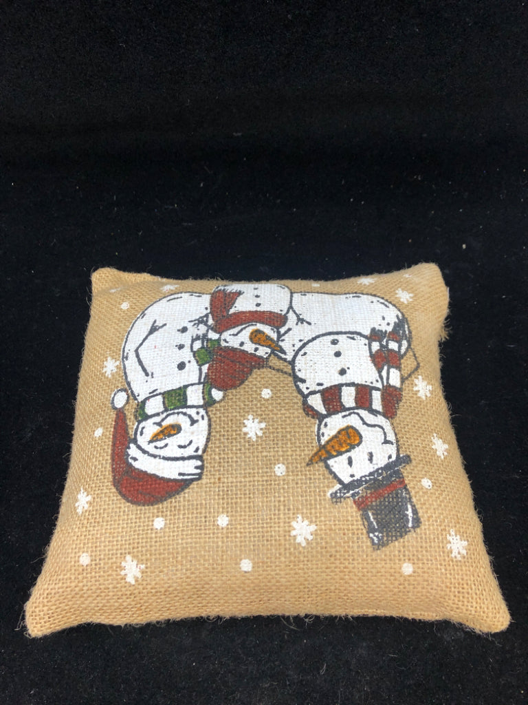 BURLAP SNOWMAN FAMILY ACCENT PILLOW.