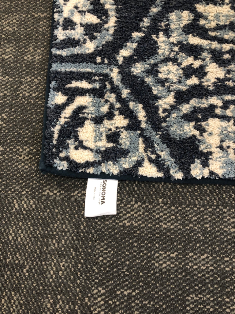 BLUE/WHITE RUG.