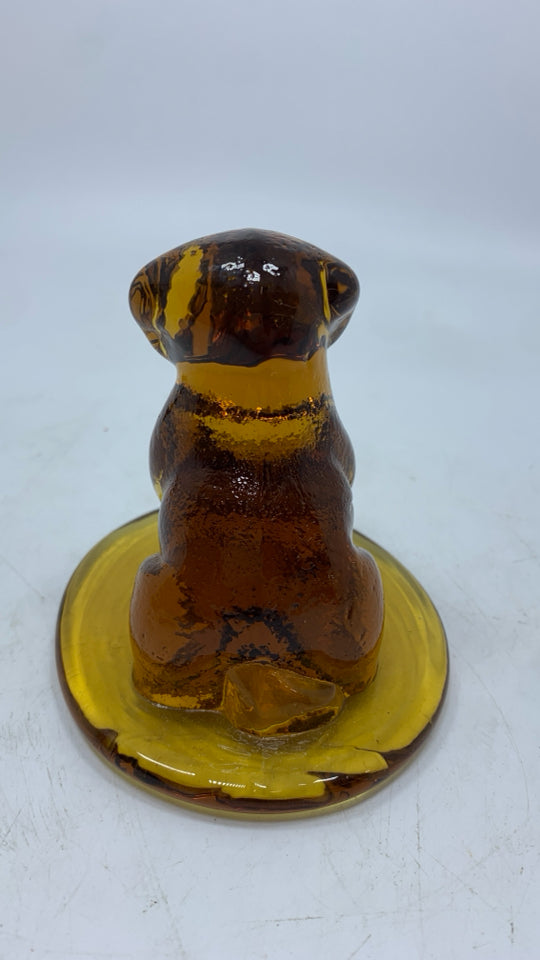 VTG AMBER GLASS DOG W/CIRCULAR BASE.