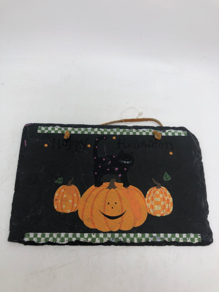 HAND-PAINTED HANGING HALLOWEEN PLAQUE.