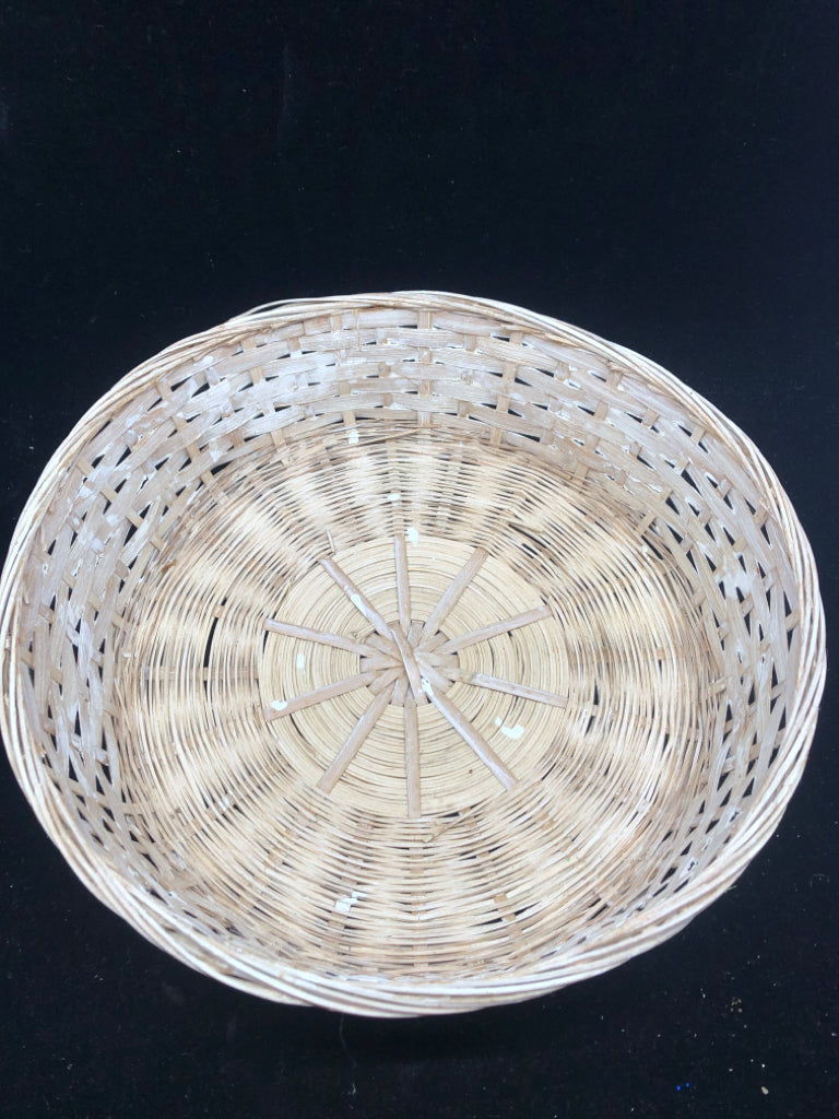 WHITE WASHED ROUND WOVEN BASKET.