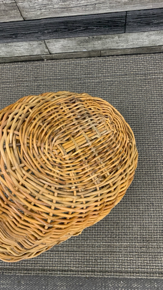 LG WOVEN WICKER BASKET W/HANDLE.