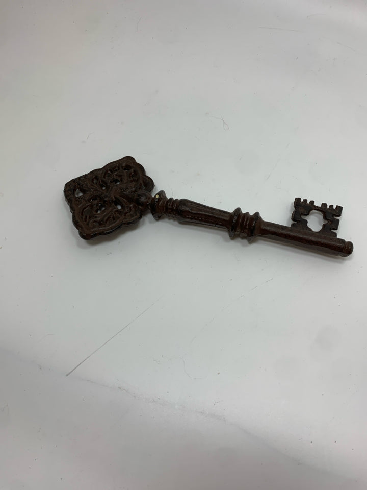 OVERSIZED METAL SKELETON KEY.