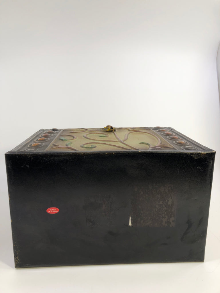 DETAILED TIN BOX W/LATCH HOOK.