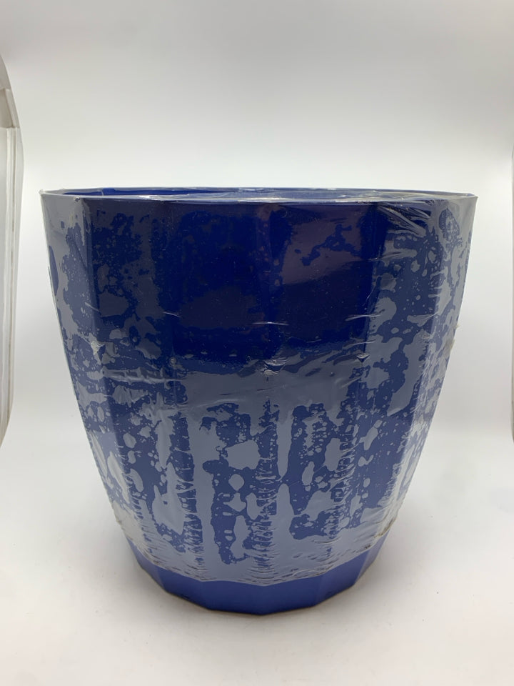 BLUE PLASTIC PLANTER.