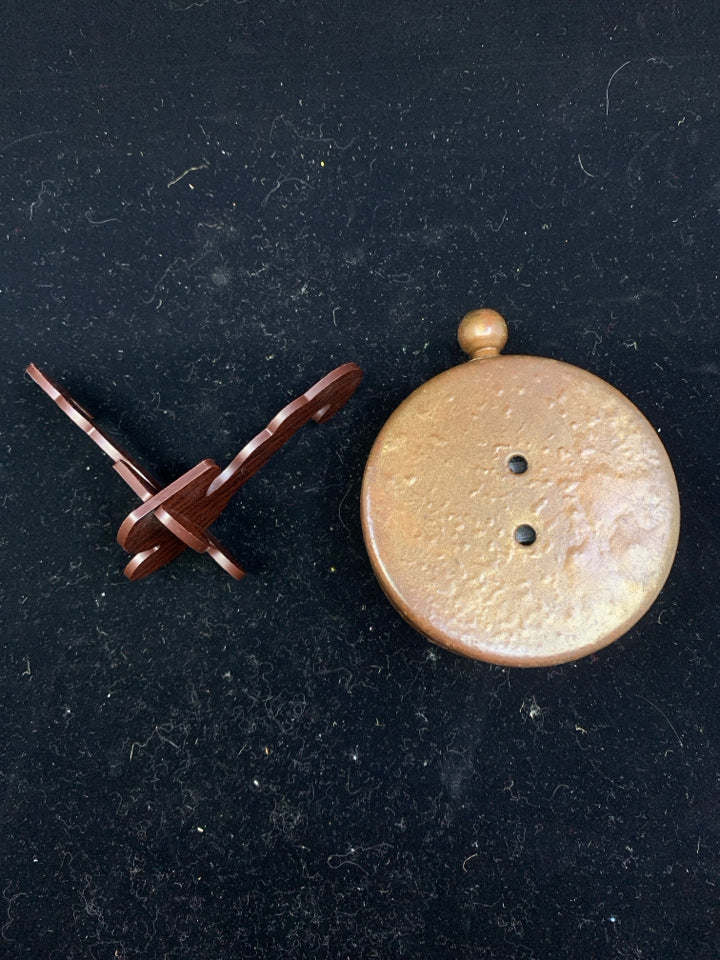 SMALL RUSTIC DECORATIVE CLOCK ON STAND.