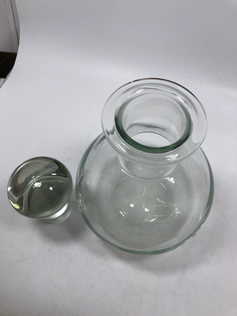 CLEAR GLASS DECANTER W/ROUND STOPPER.