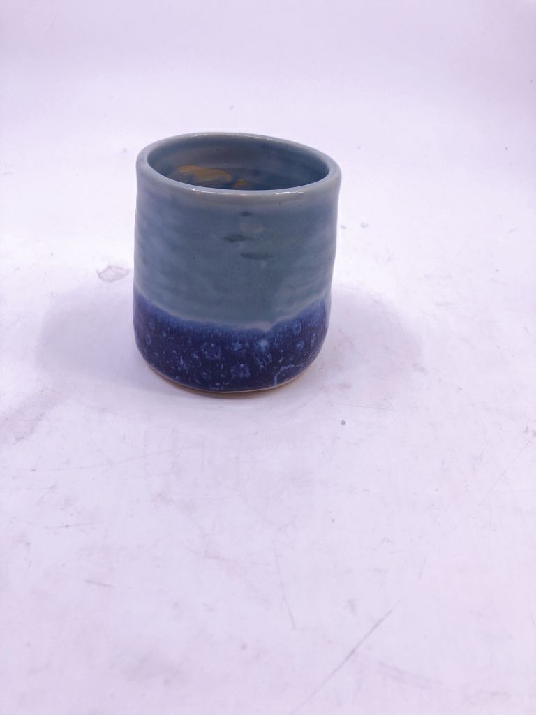 2 TONED BLUE SMALL PLANTER.