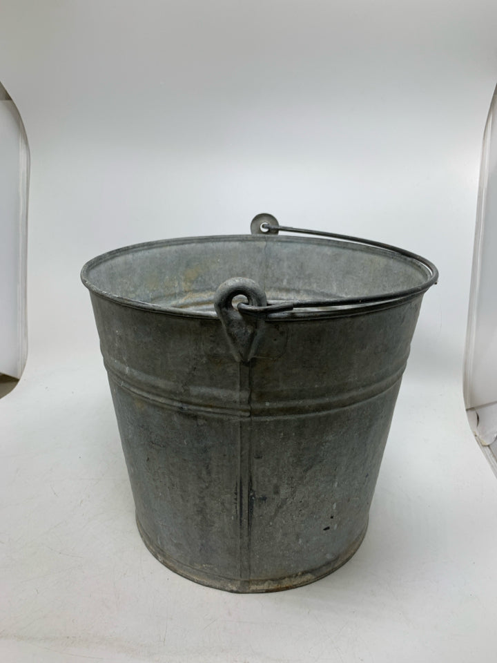 VTG METAL BUCKET.