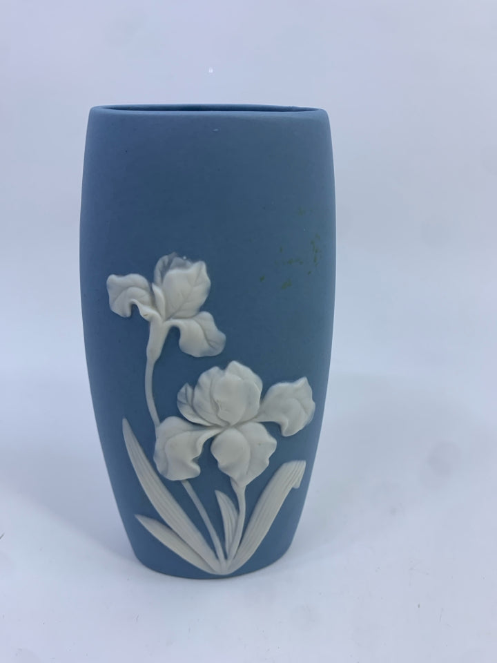 VTG BLUE W/WHITE FLOWERS VASE.