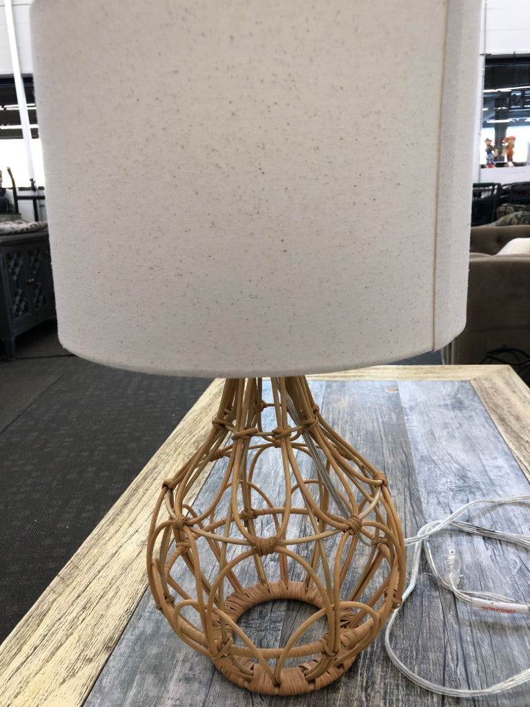 BLONDE WICKER BASE LAMP.