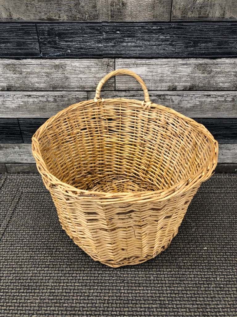 LARGE BRAIDED BASKET W/1 HANDLE.